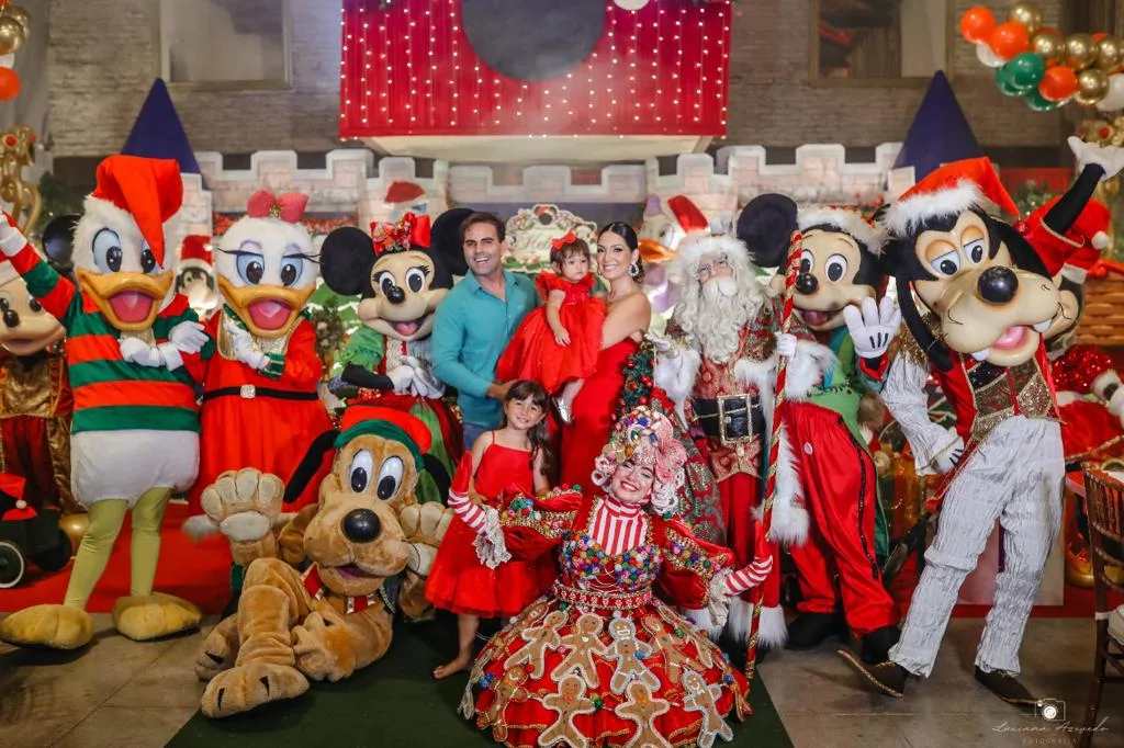 Catarina e André Guanabara assopram a primeira velinha da filha Helena em noite de Natal da Disney