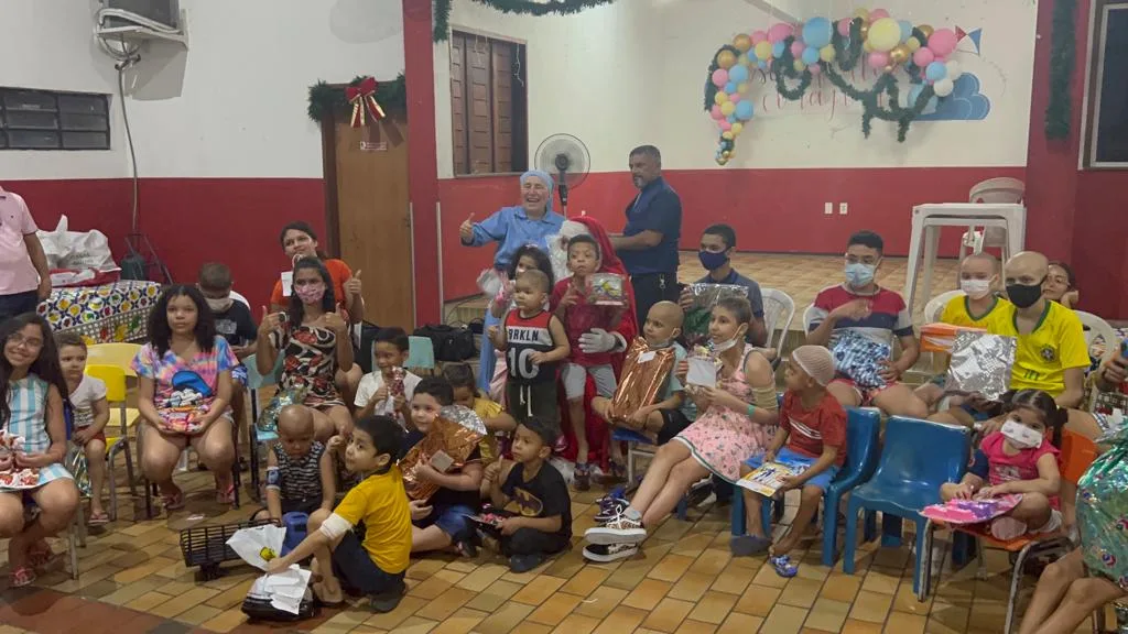 Crianças do Lar Amigos de Jesus ganham ceia, show de mágica e visita do Papai Noel