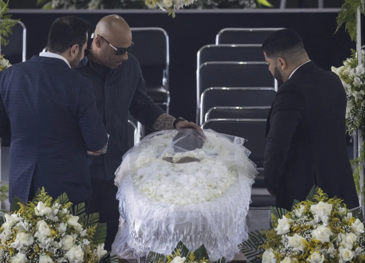 Familiares, autoridades e artistas vão ao velório do Pelé