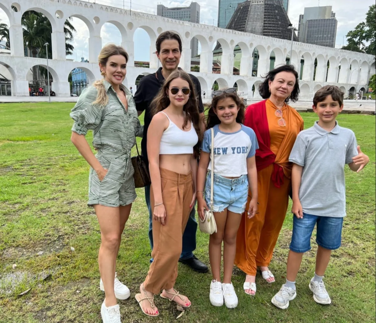 Renata e Marcelo Pinheiro curtem a Cidade Maravilhosa com os filhos