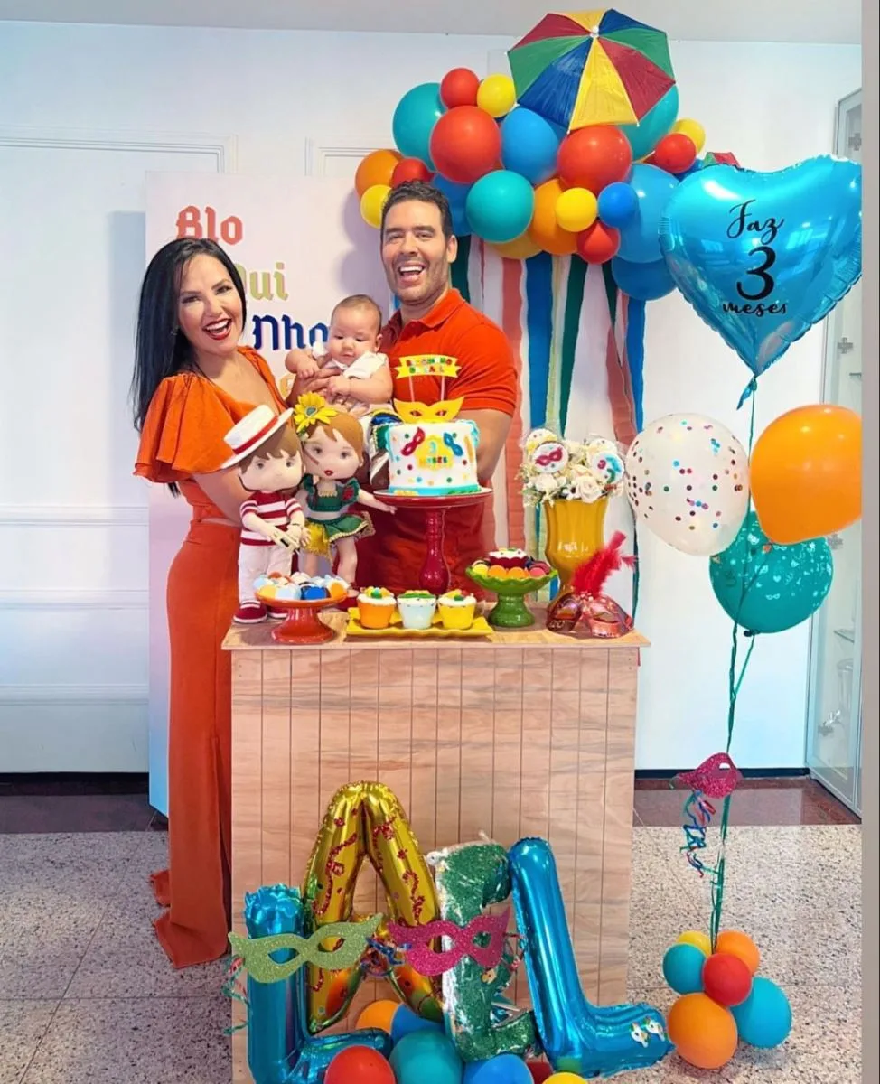 Luciana Ribeiro e Thiago Camelo festejam os três meses do filho Lael em clima de Carnaval