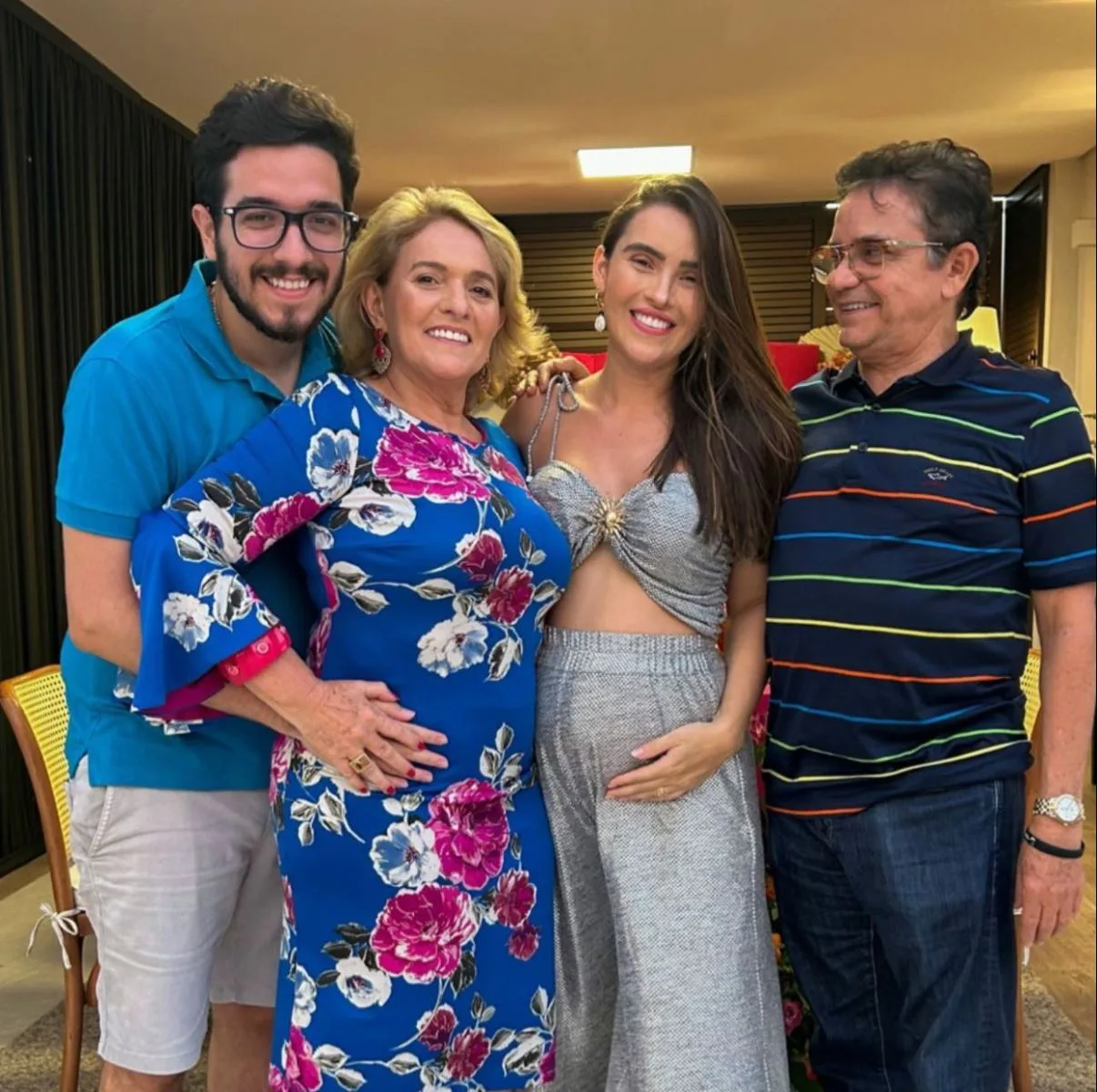Vera Façanha recebe os parabéns em reunião familiar