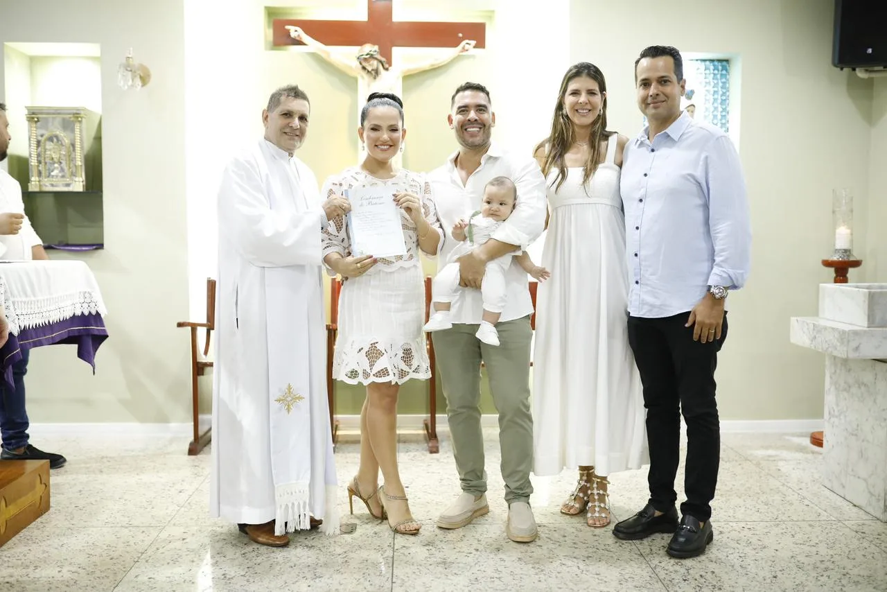 Luciana Ribeiro e Thiago Camelo levam o filho Lael à pia batismal