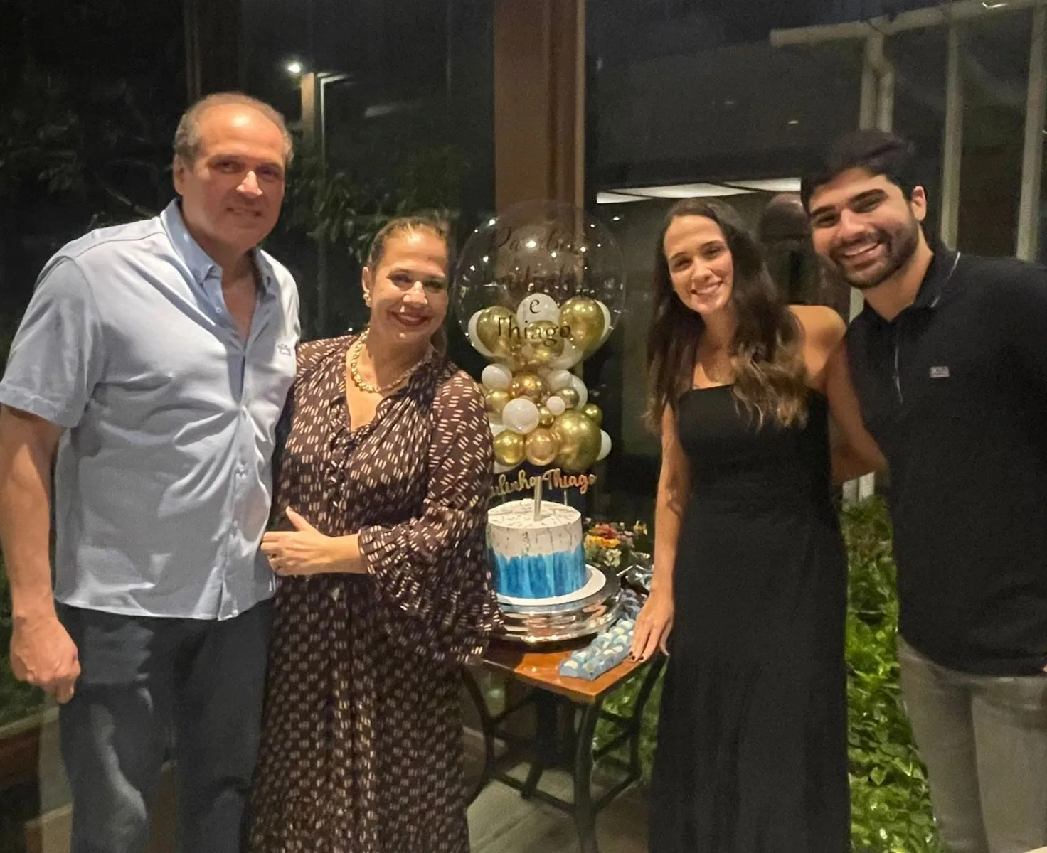 Paulinha e Thiago Assunção celebram 21 anos com turma de amigos