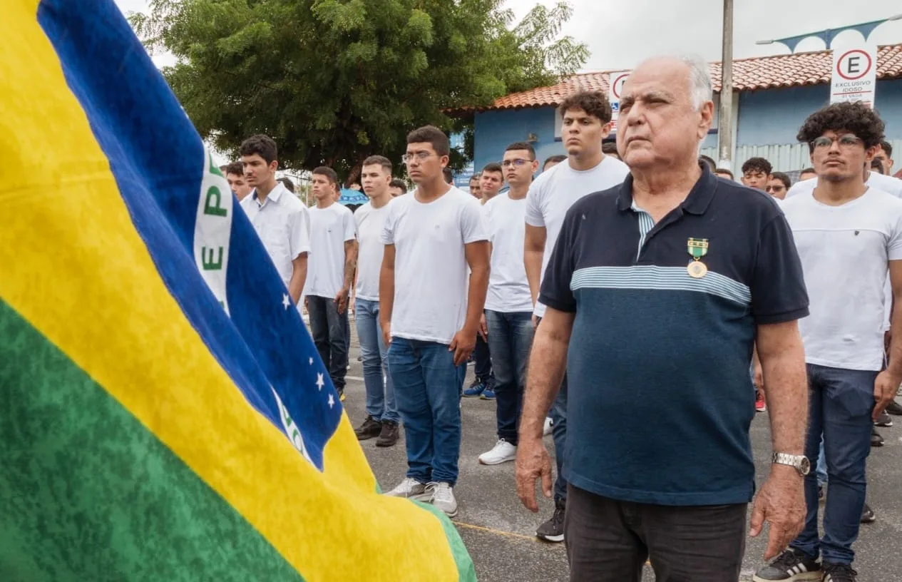 Roberto Pessoa é agraciado com a Medalha do Exército Brasileiro