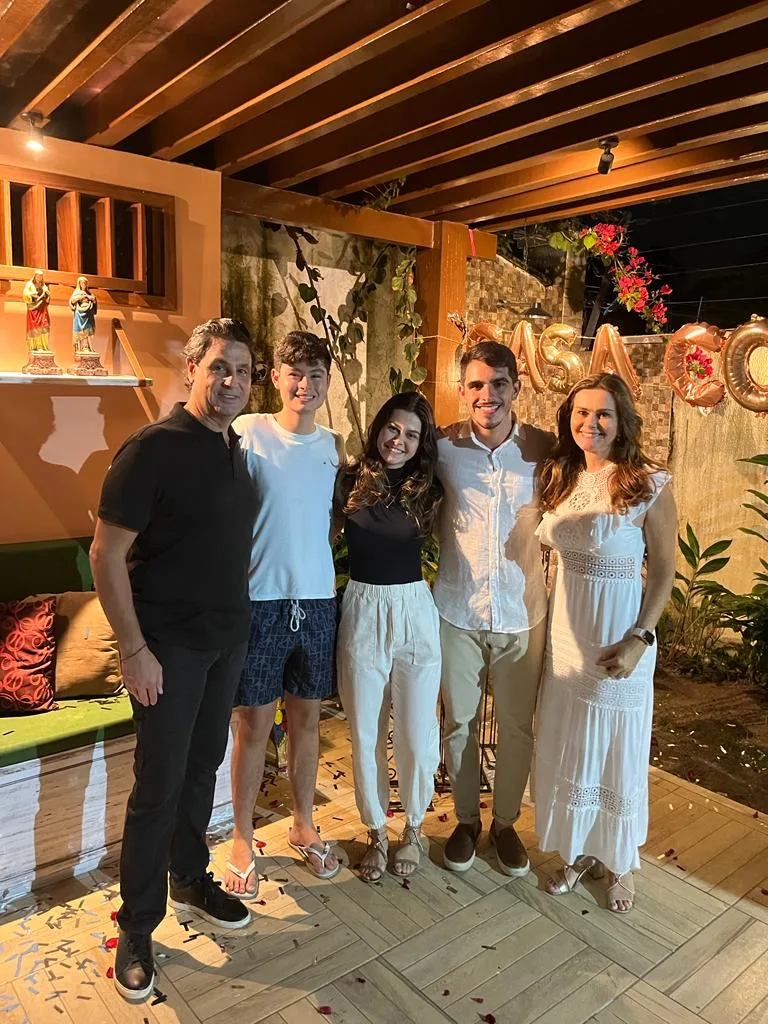Lize Bezerra e Gabriel Sanford oficializam noivado