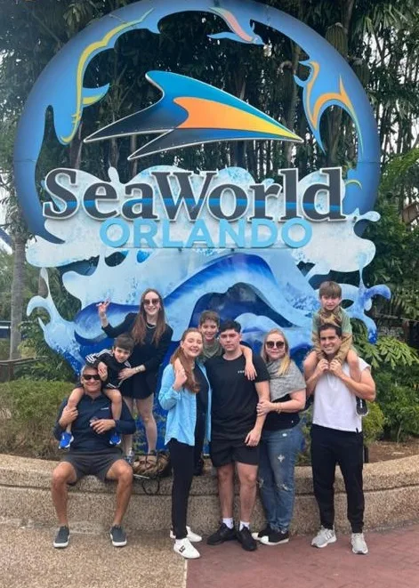 Mariah Fujita e família se divertem no Sea World