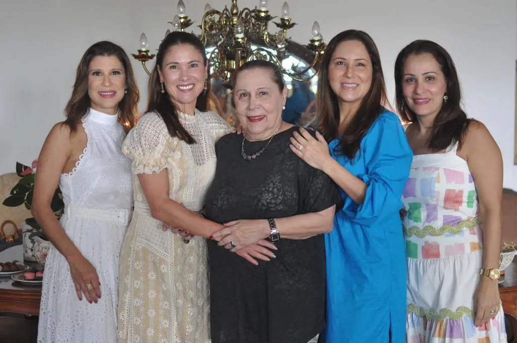 Ângela Fatima Cysne, em torno de familiares, celebra a nova primavera