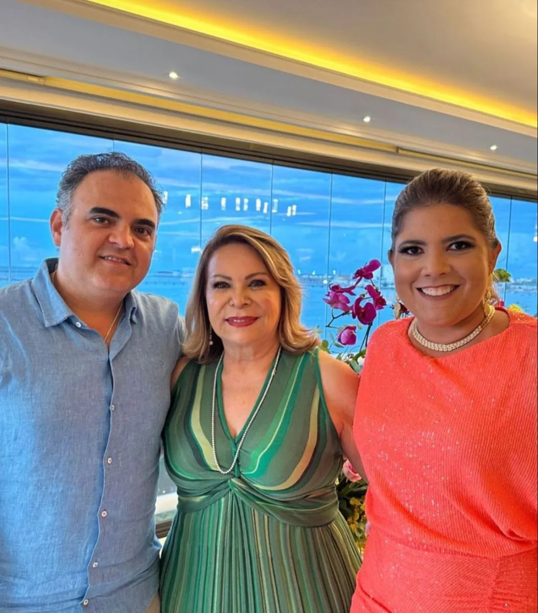 Iracema Vale recebe queridos para comemorar seu aniversário