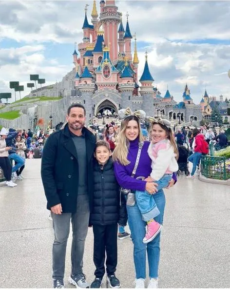 Rafael e Liana Sá se divertem na Disney Paris
