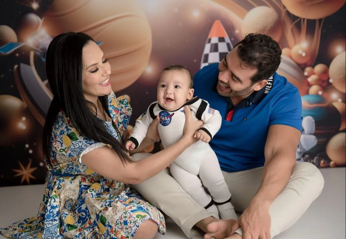 Luciana Ribeiro e Thiago Camelo festejam 5º mesversário do filho Lael com temática de astronauta