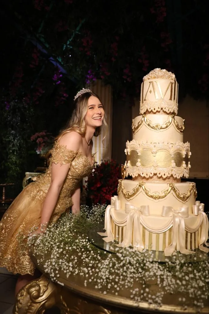 Any Maia celebra baile debutante