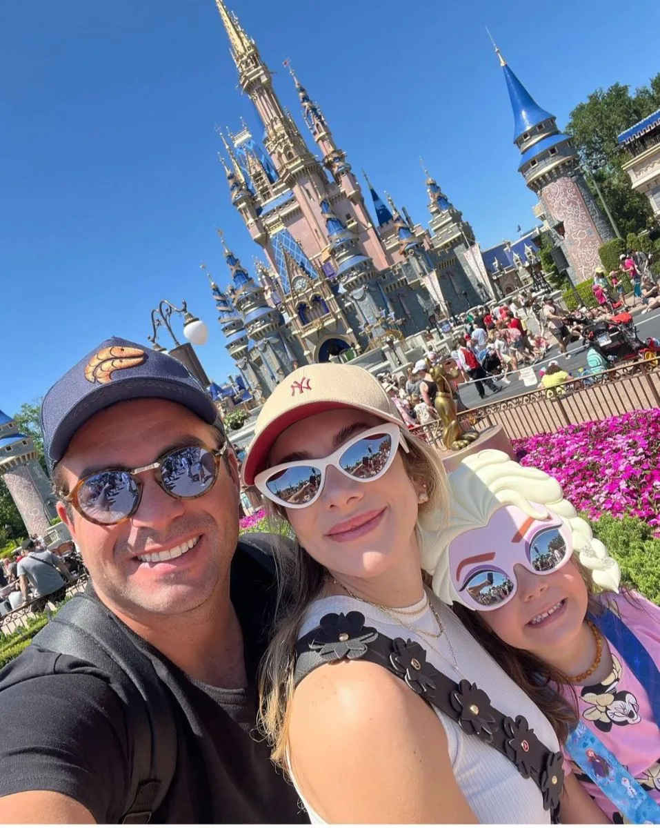 Larissa e Leandro Vidal curtem dias de lazer em Orlando