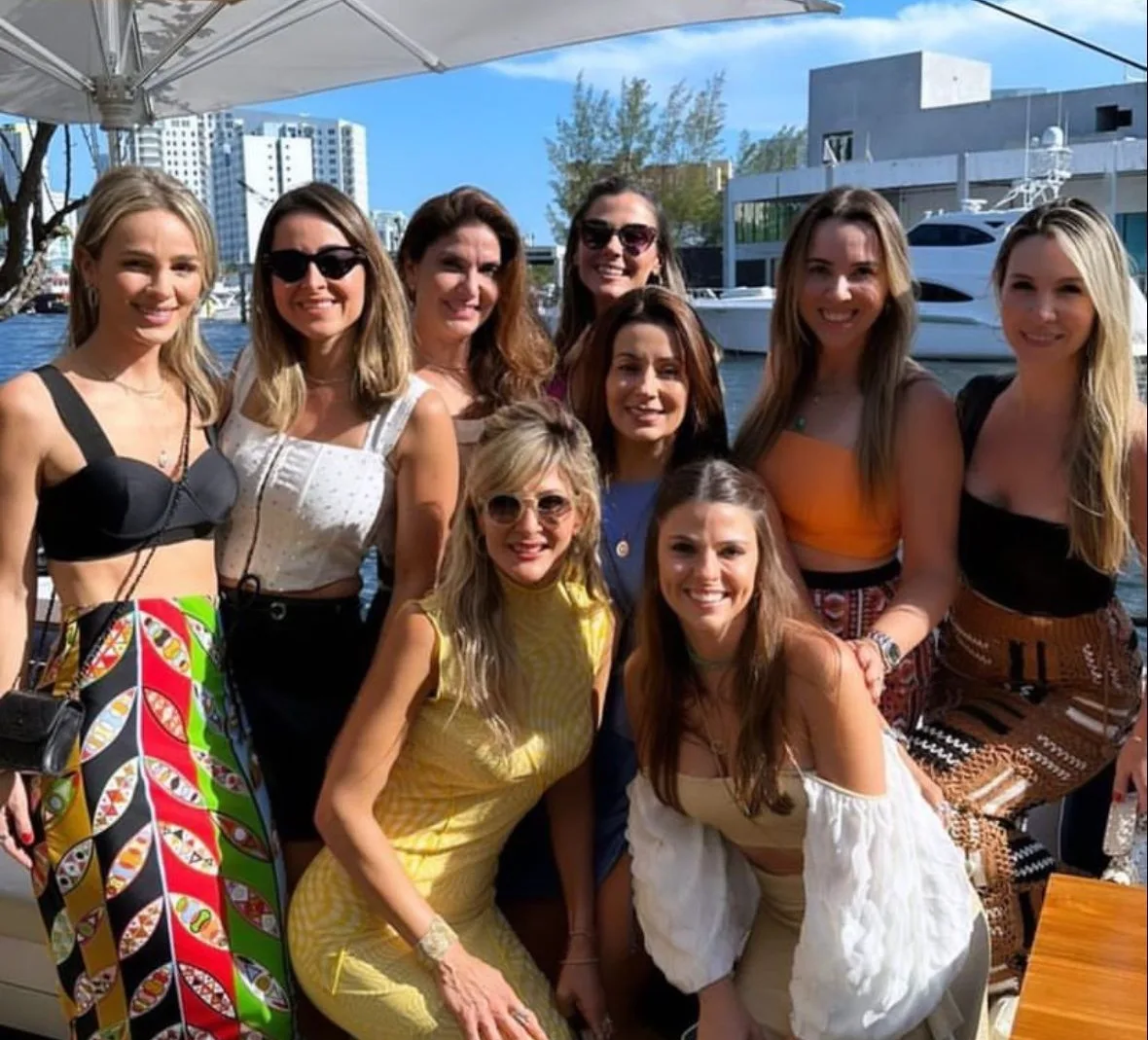 Paula Ferreira causa frisson em Miami com turma de amigos
