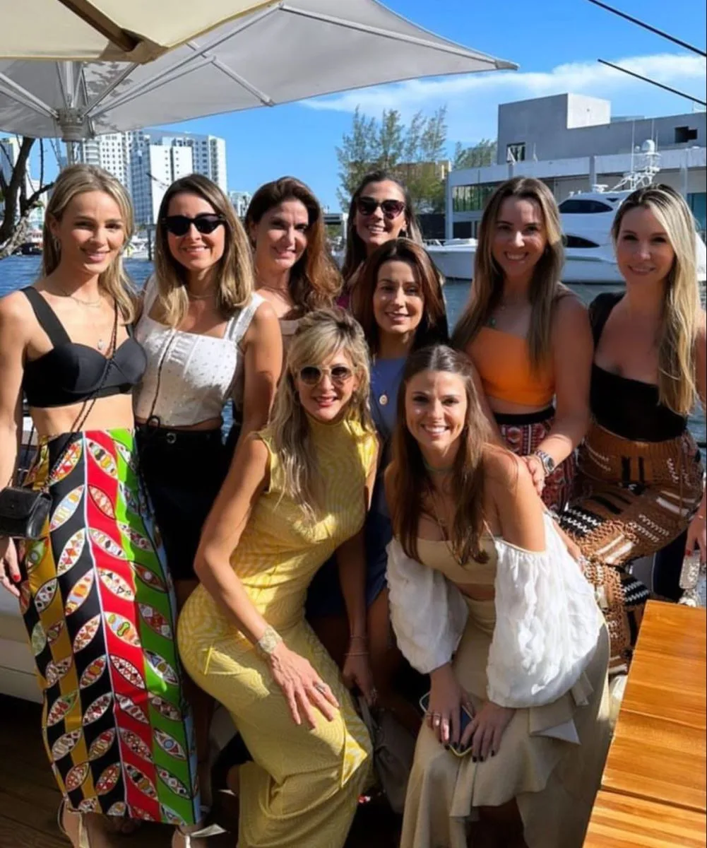 Paula Ferreira causa frisson em Miami com turma de amigos