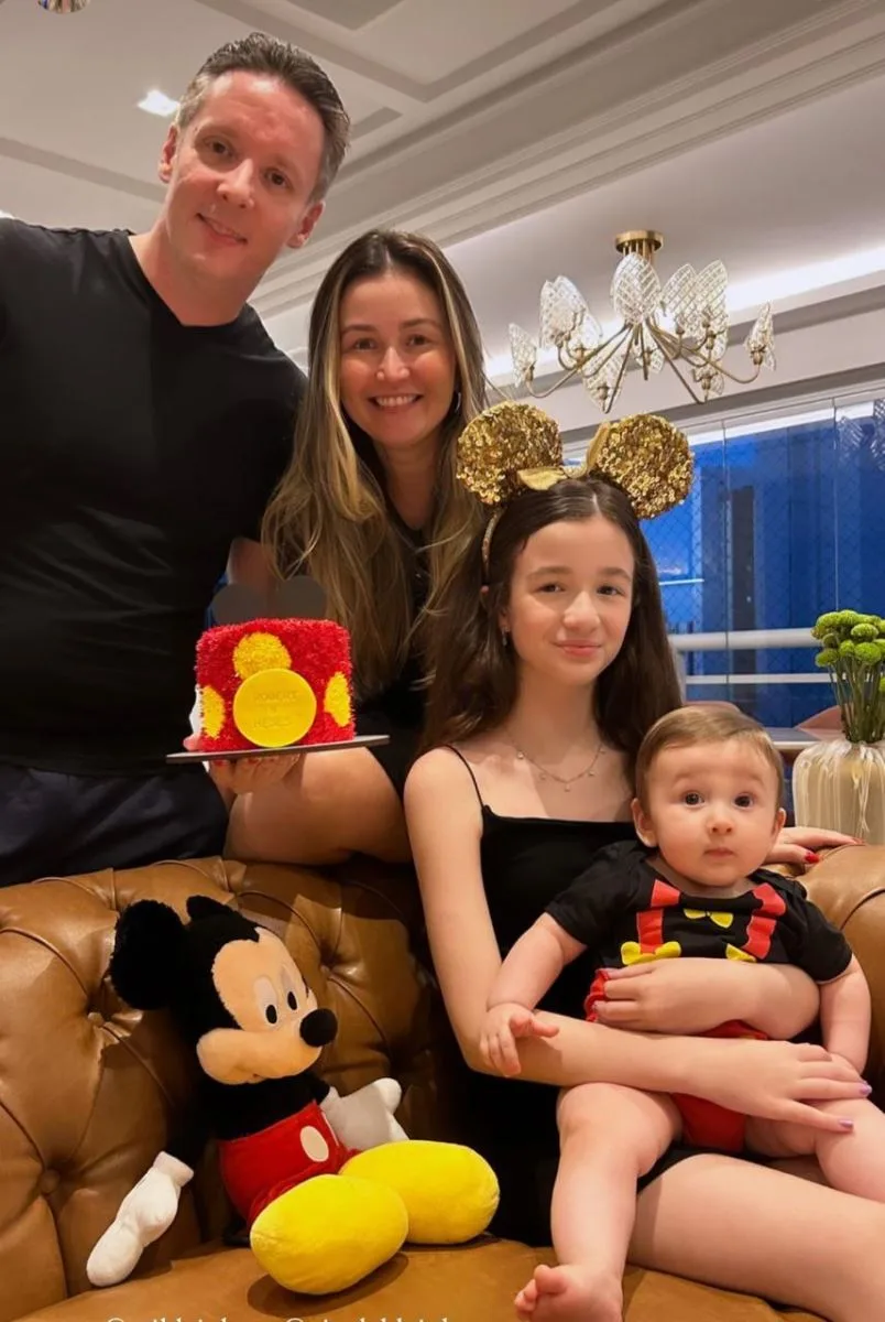 Erik e Rafaella Kleinberg celebram oito meses de Robert