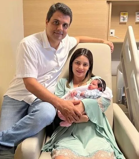 Cegonha entrega Jade para Gardel Rolim e Nayra Feitosa
