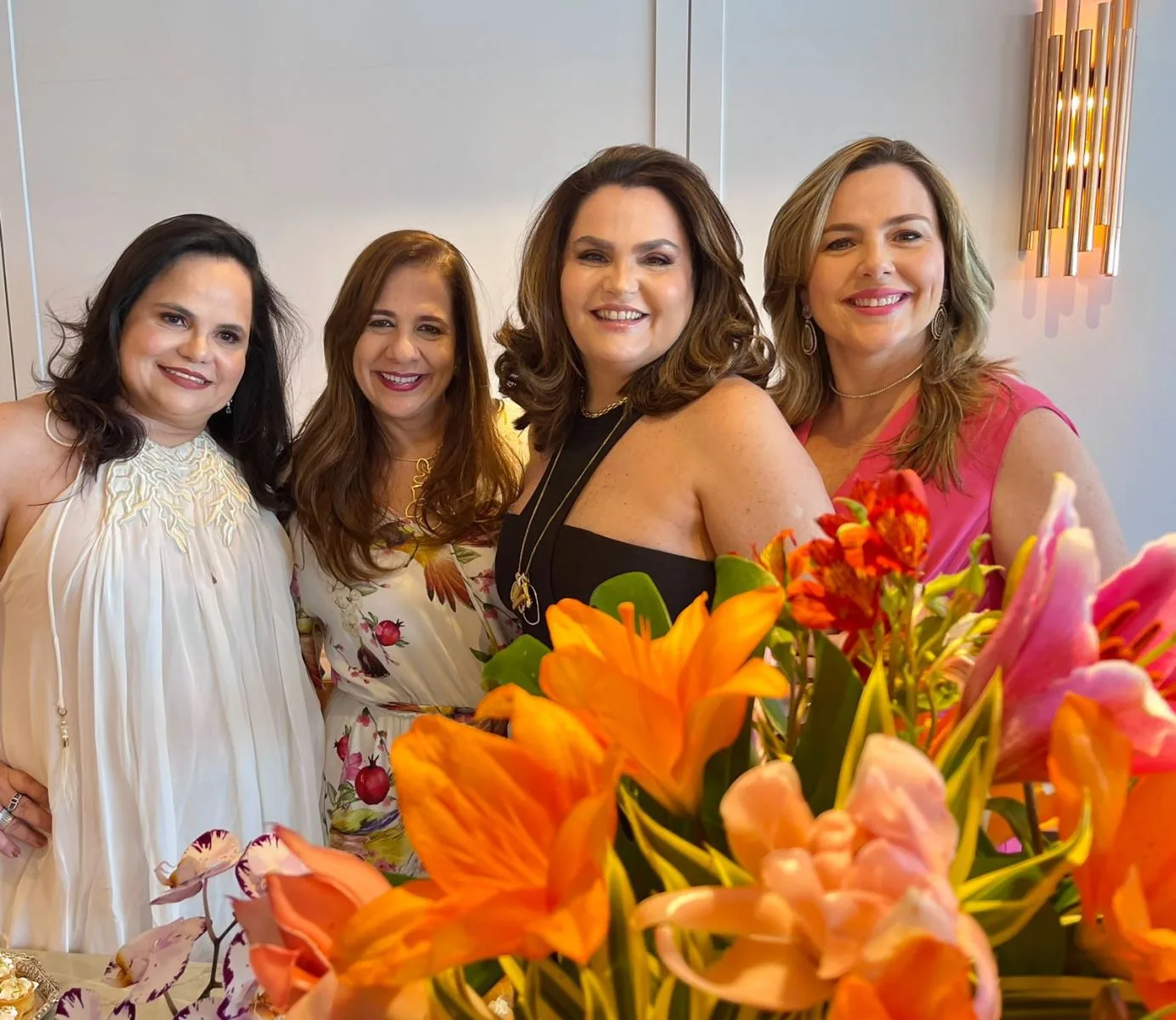 Anny Lavanery teve comemoração dupla por conta da sua passagem pela folhinha e da amiga Vânia Viana