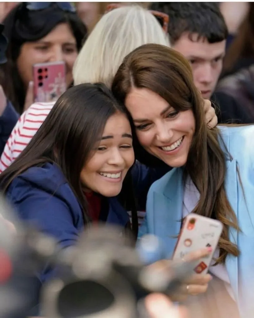 Kariny Marcelino apareceu nas redes sociais da família real britânica após selfie com Kate Middleton