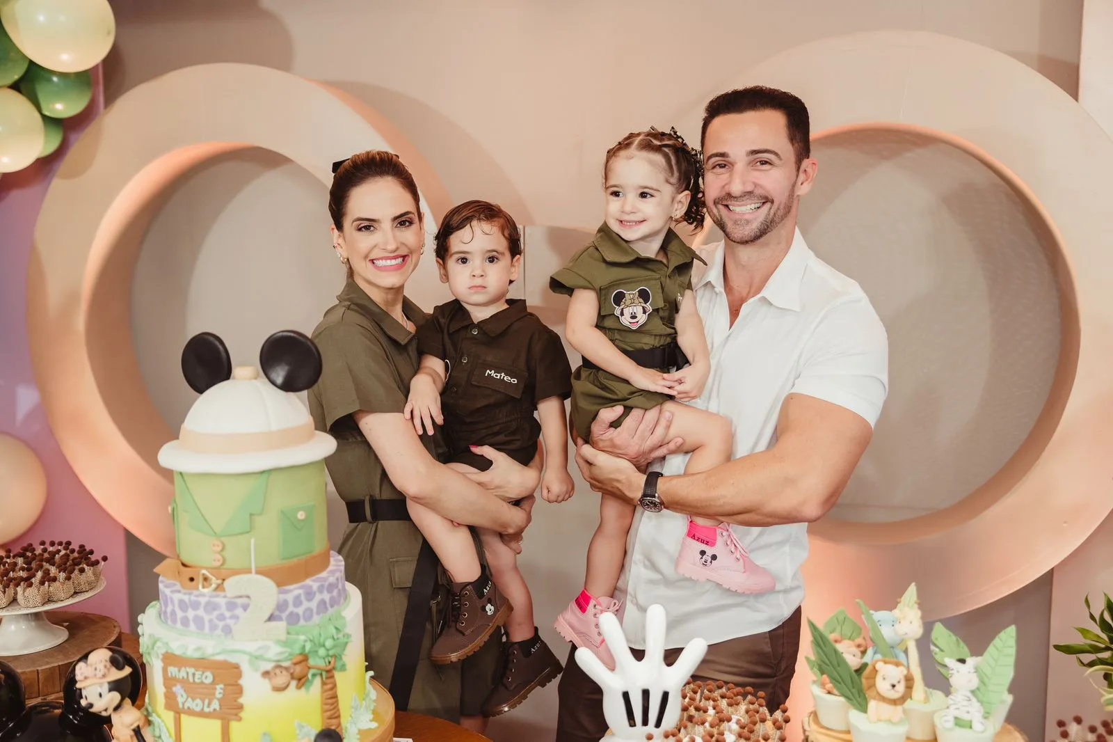 Darli Baião e Daniel Oliveira assopram as duas velinhas dos gêmeos Paola e Mateo