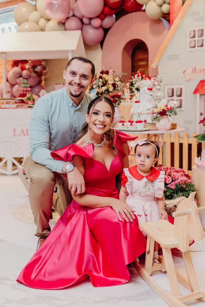 Luciana Barbosa e Alan Batista assopram a primeira velinha da filha Laura