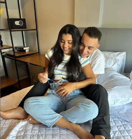 Cantor João Gomes e namorada Ary Mirelle anunciam gravidez