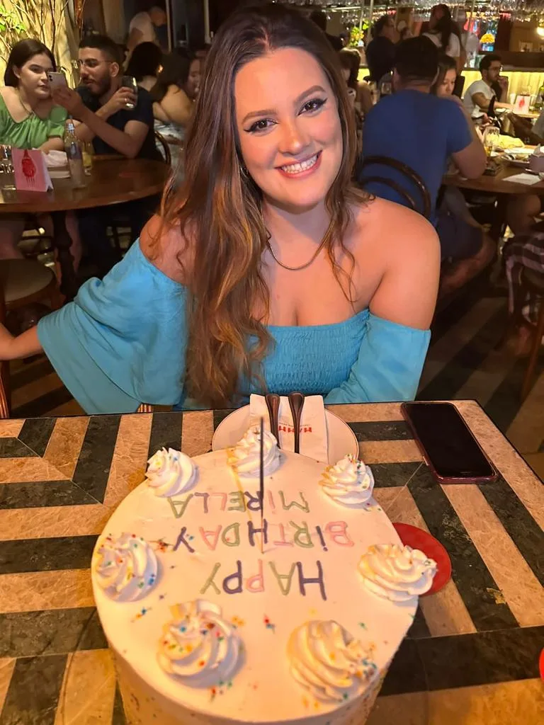 Mirella Bezerra celebra chegada aos 21 anos com a família