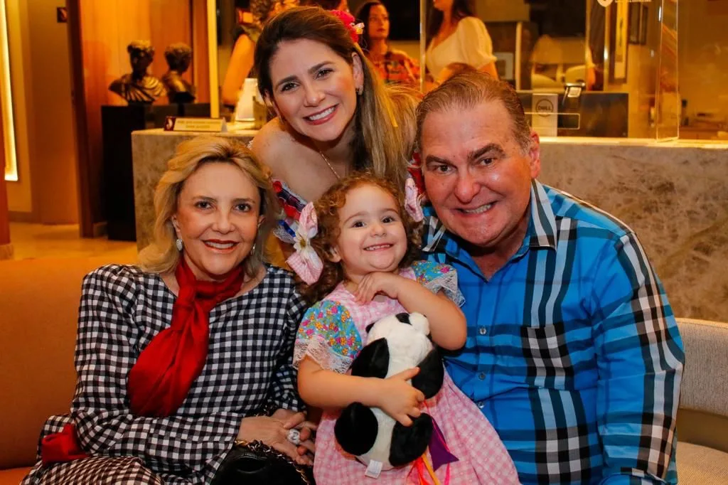 Clínica Jório Conceito reúne equipe em animado arraiá