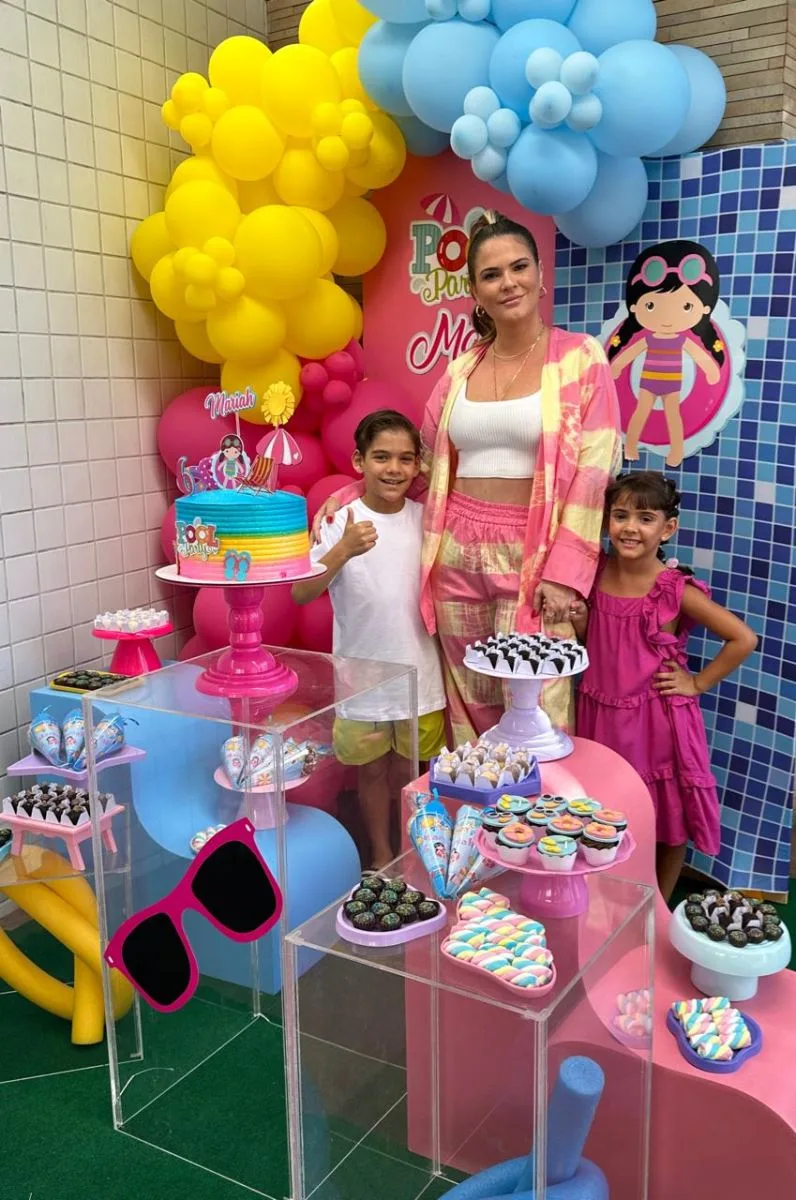 Carol Ciarlini celebra os seis anos de Mariah em animada pool party
