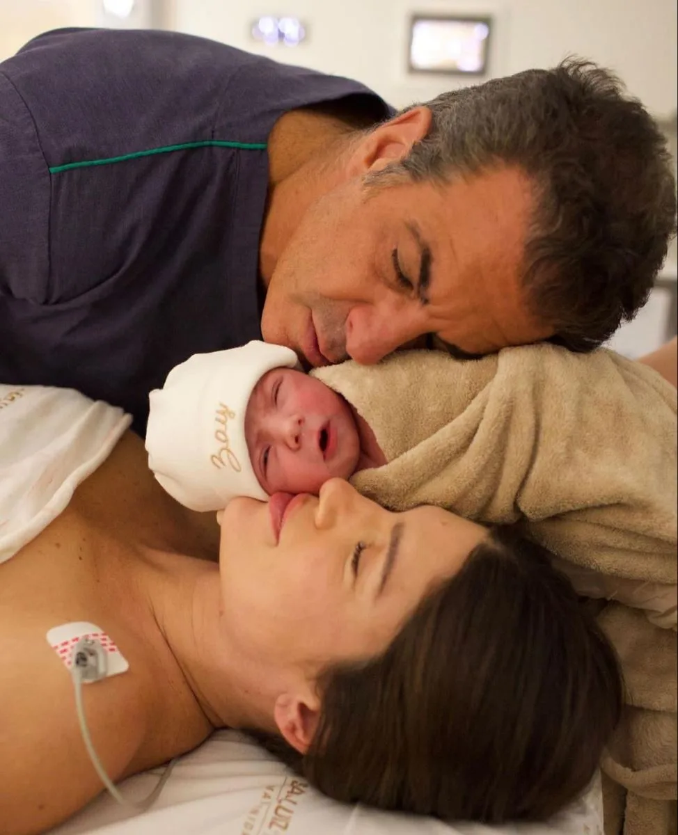 Lou Montenegro e Álvaro Garnero em êxtase com o nascimento de Zay