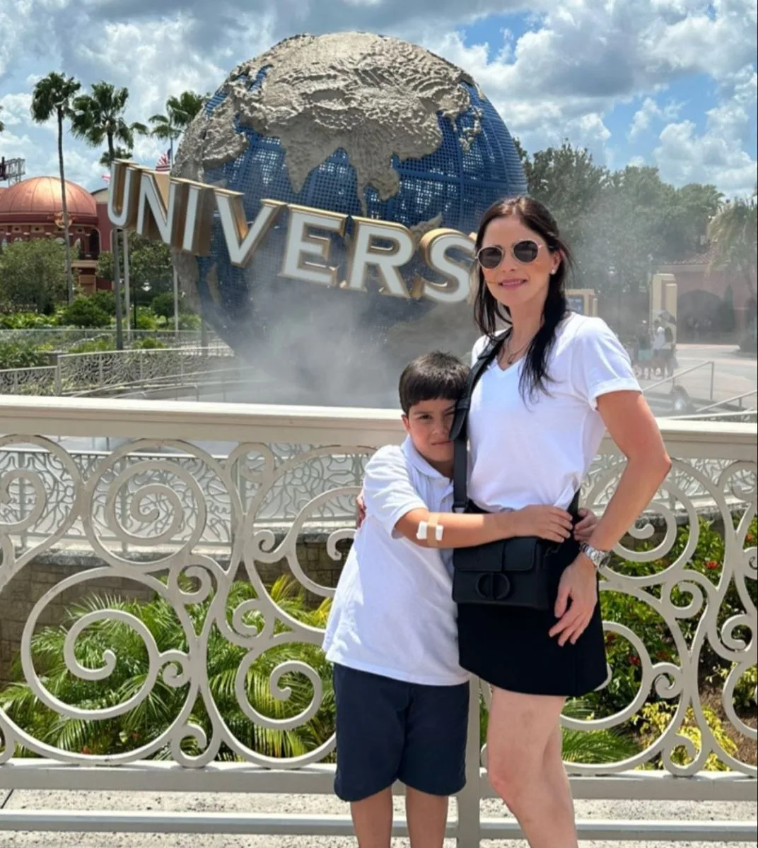 Marília Quintão e Pompeuzinho se divertem nos parques de Orlando