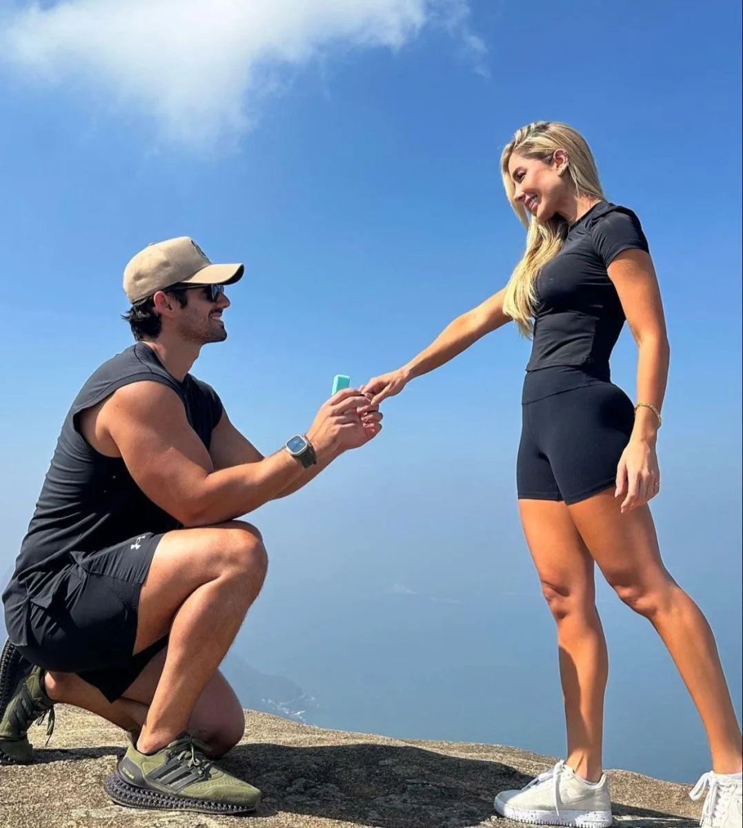 Priscilla Silva entoa o "sim" a pedido de casamento de Eugênio Protásio