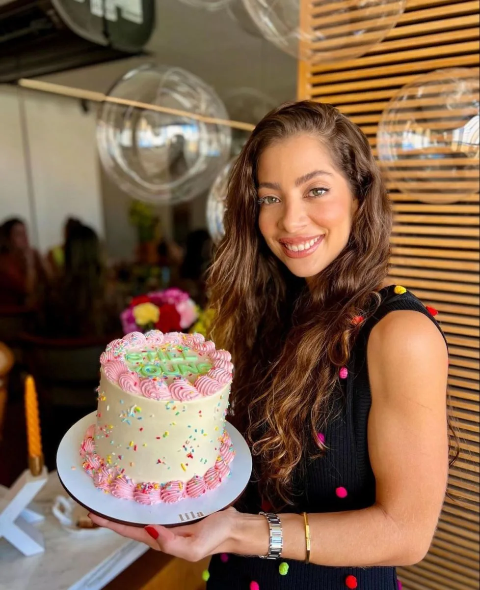 Maria Ventura comemora B-Day em sessão sopro de velinhas