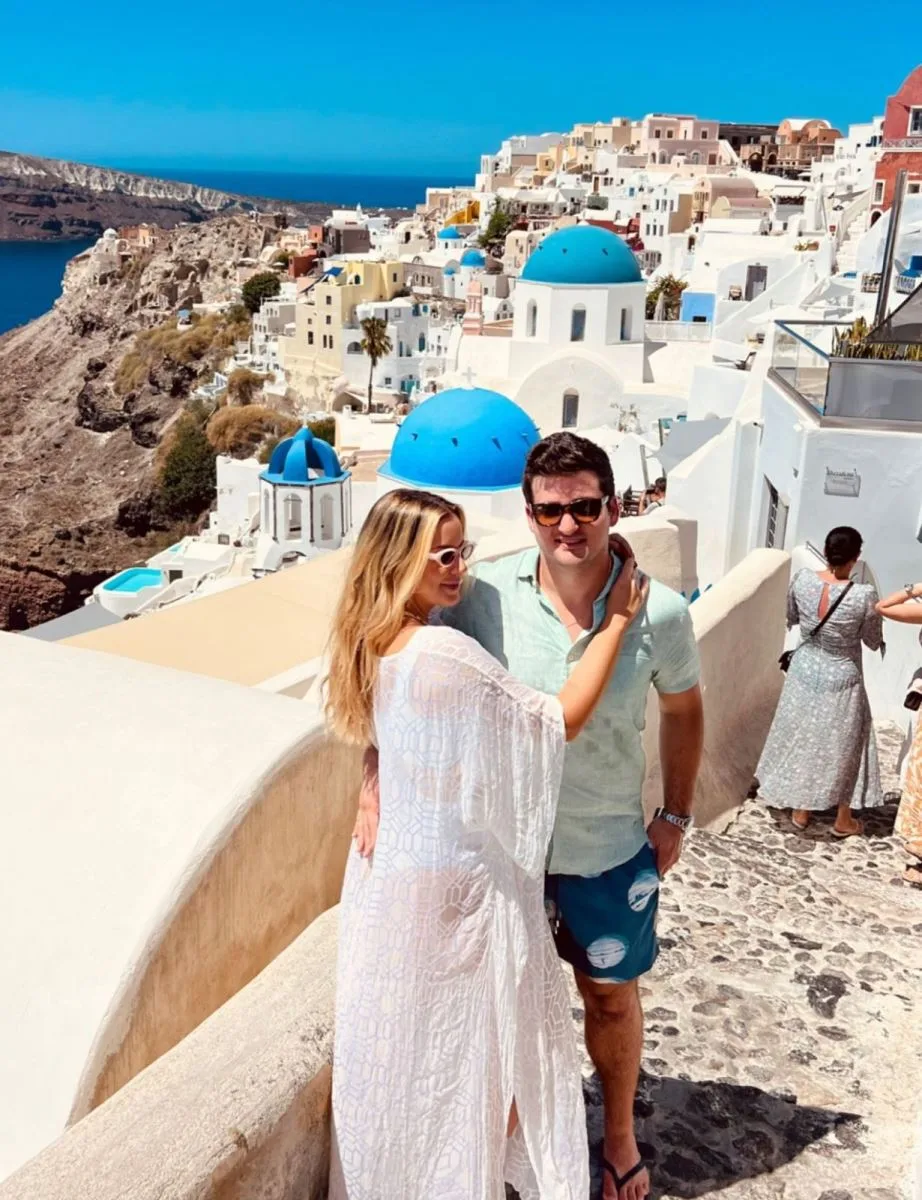 Fernanda Levy e Omar Macedo embarcam para dias de verão europeu