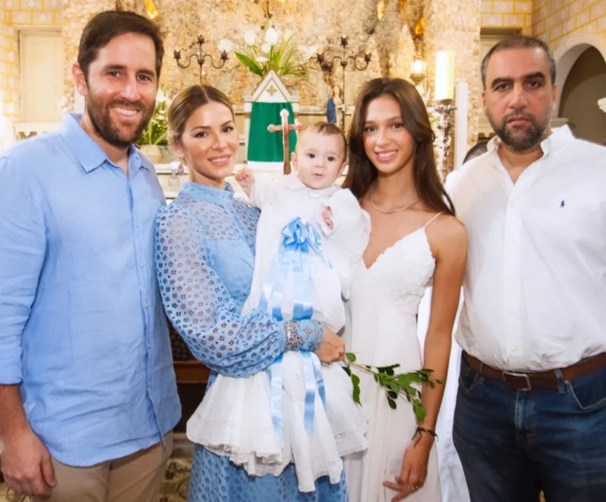 Bruna Waleska e Rodrigo Frota levam o filho Oscar à pia batismal
