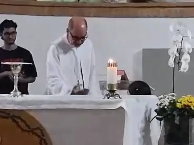 Bispo Dom Mol se recusa dar comunhão a jovem ajoelhada