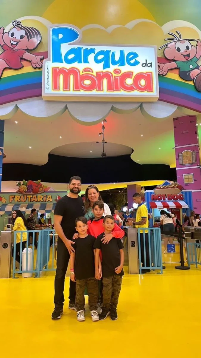 Camila Ximenes e Jacob Mendes em temporada de diversão com os filhos