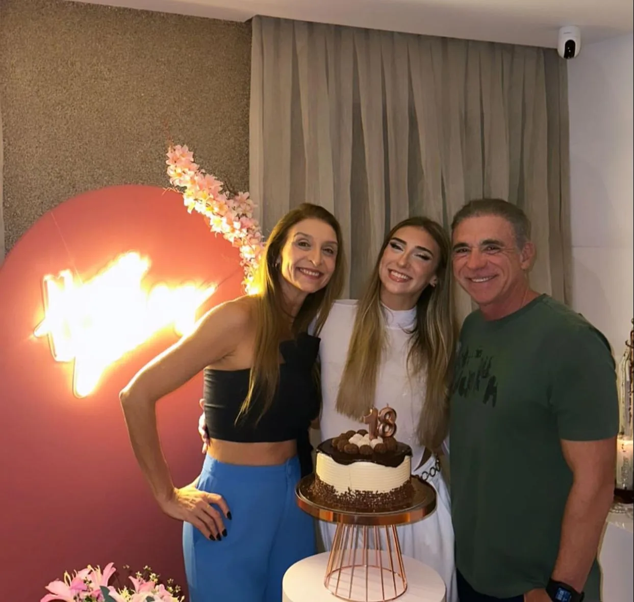 Marina Facó festeja chegada aos 18 anos entre família e amigos