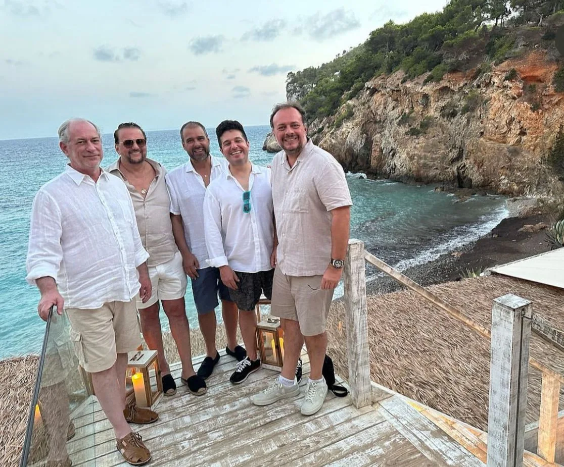 Ciro Gomes e Adrísio Câmara entre turma de amigos em Ibiza