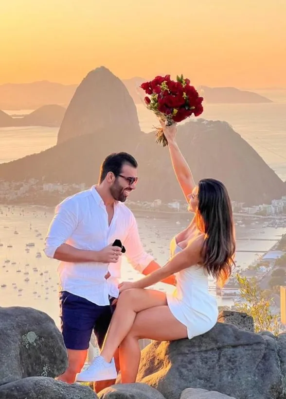 Apresentadora Bianca Saraiva é surpreendida com pedido de noivado