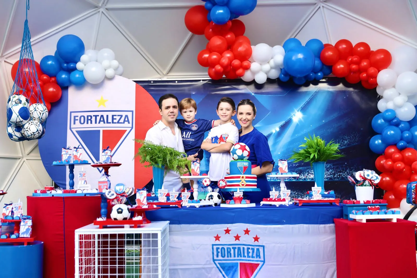 Naiana e Francisco Philomeno Neto celebram os oito anos do filho Bernardo