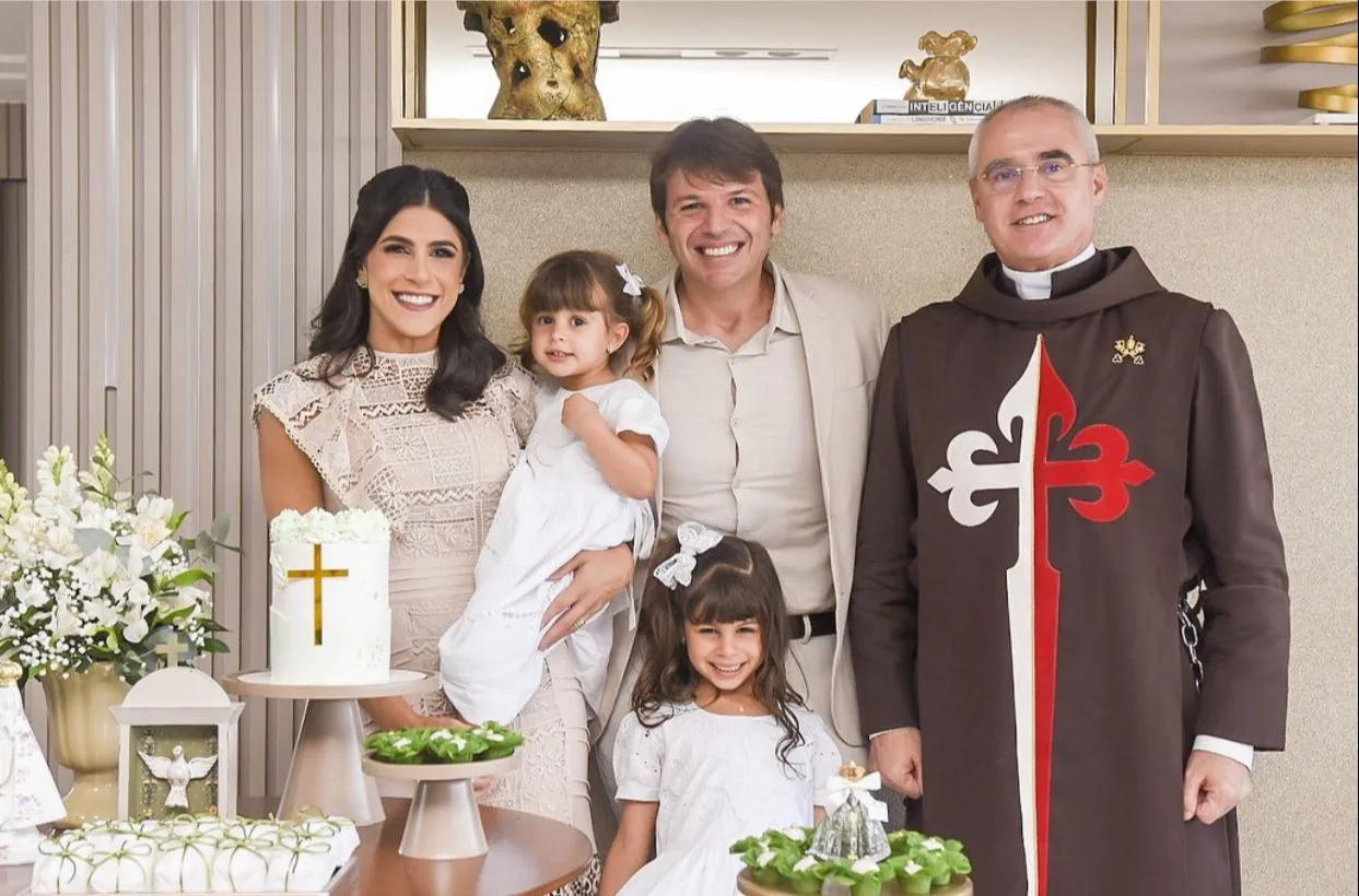 Clarissa Aguiar e Paulo Porto batizam as filhas Sara e Letícia
