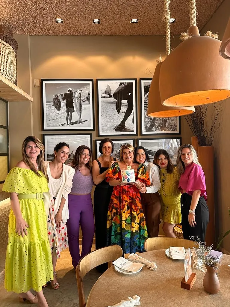 Cris Cavalcante comemora a nova idade cercada pelo carinho das amigas