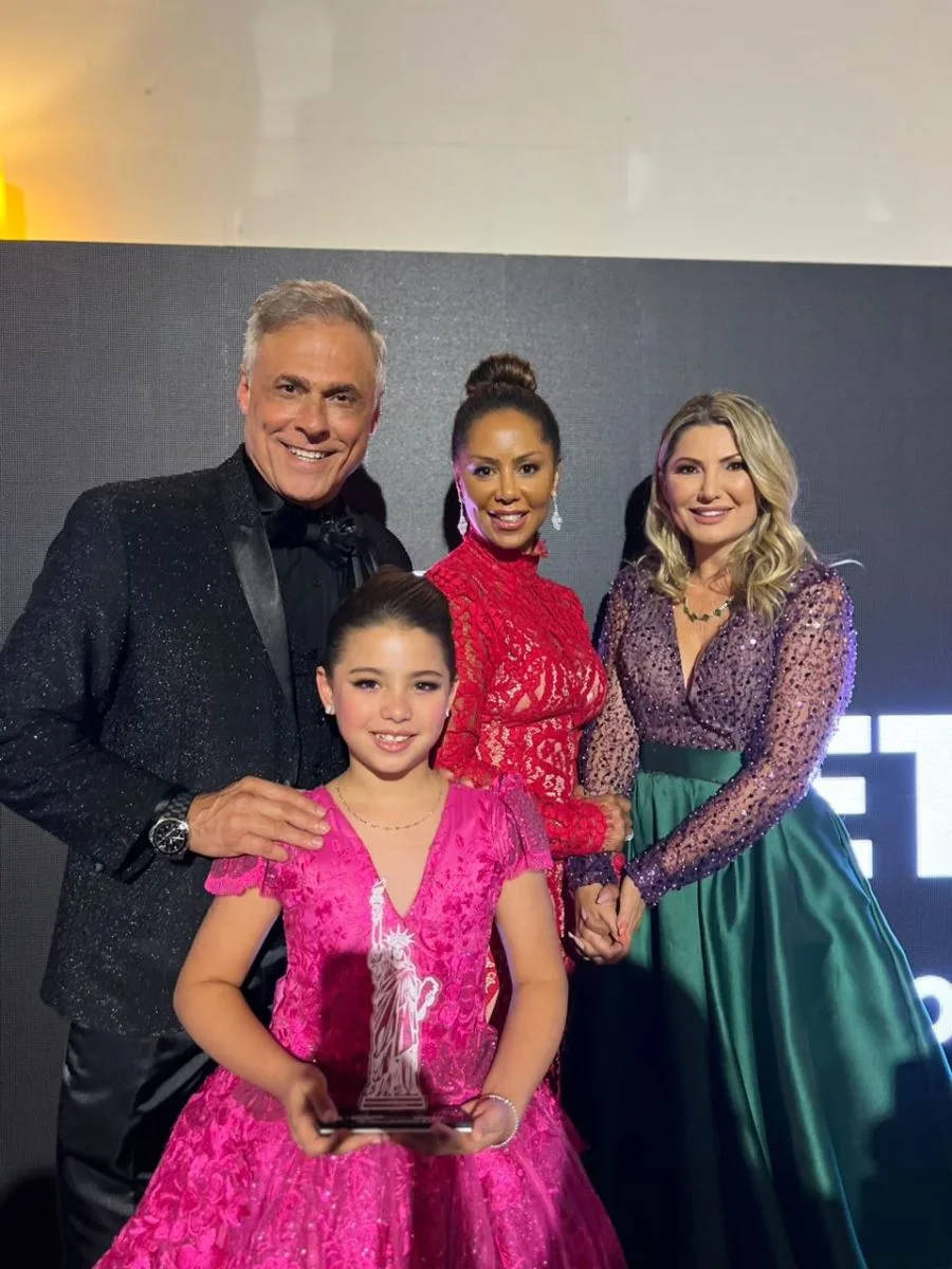 Sophia Eldo recebe prêmio revelação de Apresentadora Kids em NY