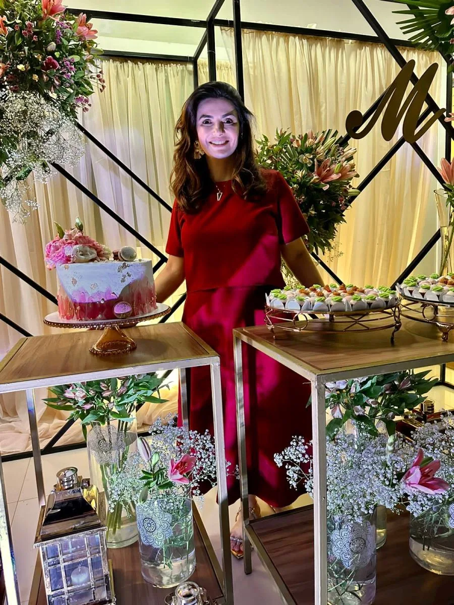 Monaliza Cavalcante ganha os parabéns em festa surpresa