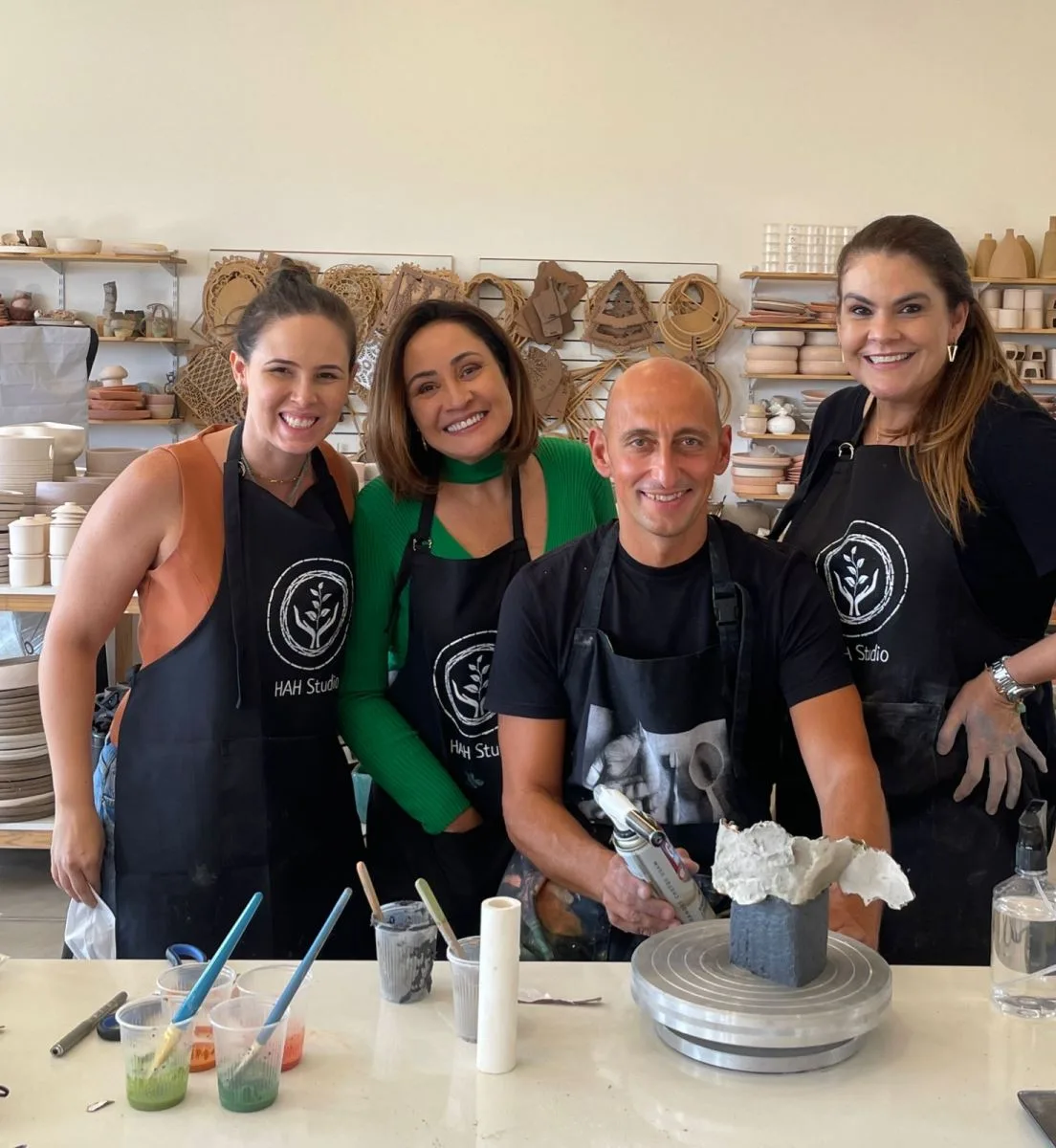 Kika Gurgel, Nicole Fiúza e Ana Márcia Nery retornam de imersão cerâmica em São Paulo