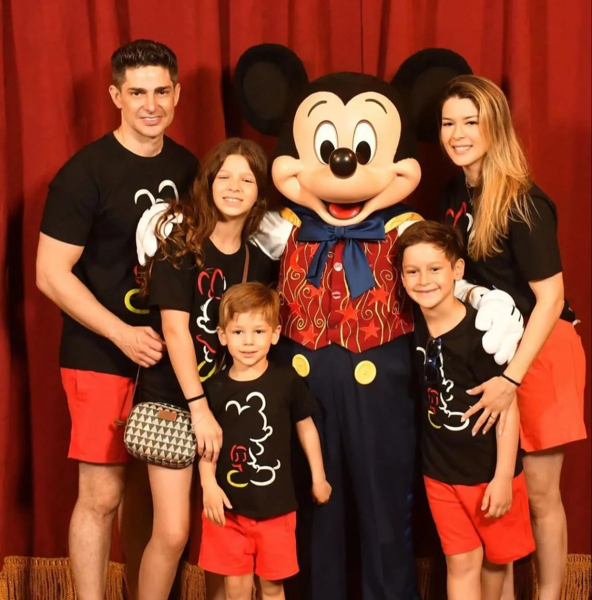 Juliana e Jonathan Magalhães curtem dias de diversão na Disney