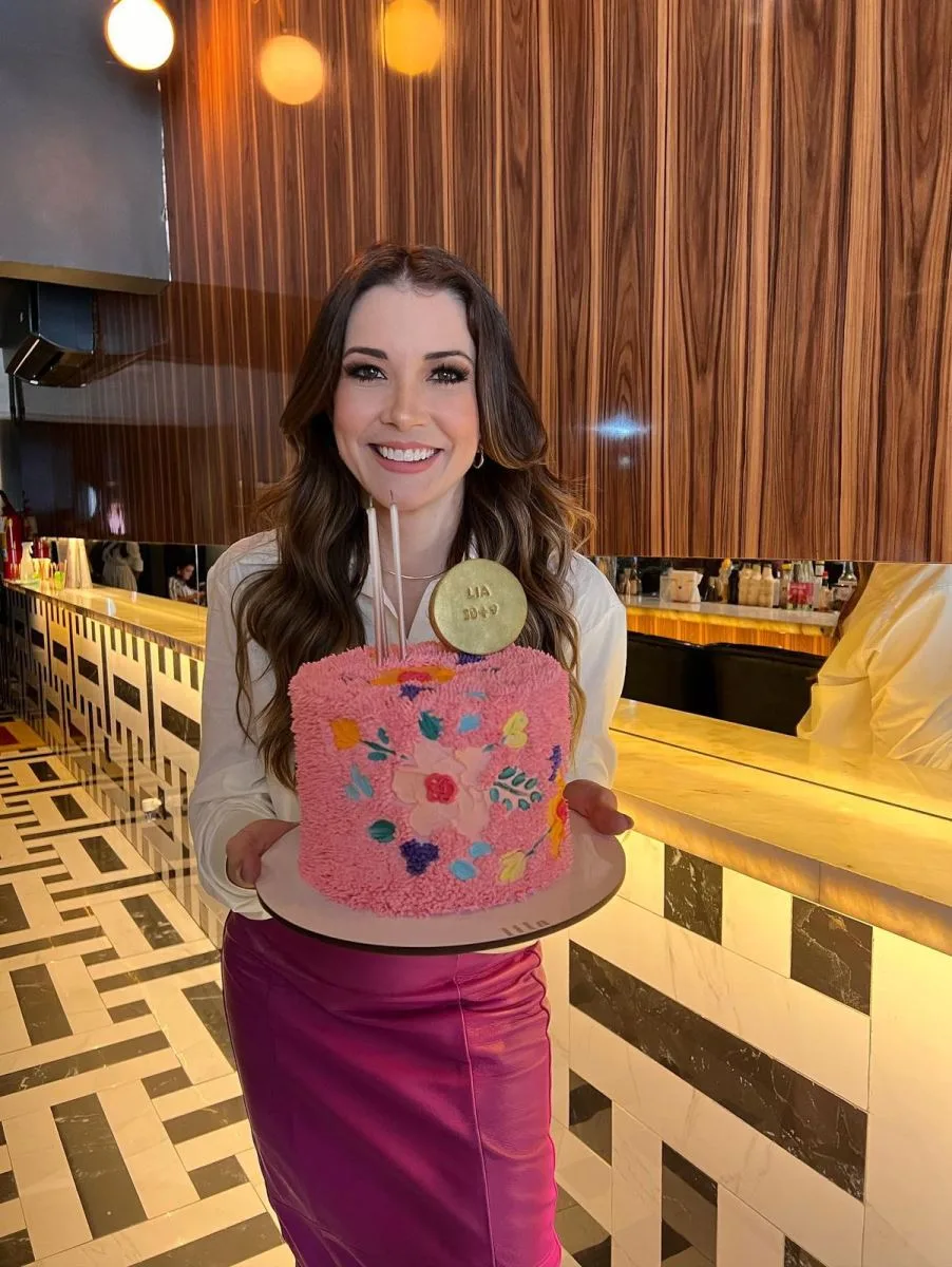 Lia Bastos celebra 3.9 cercada do carinho dos mais queridos