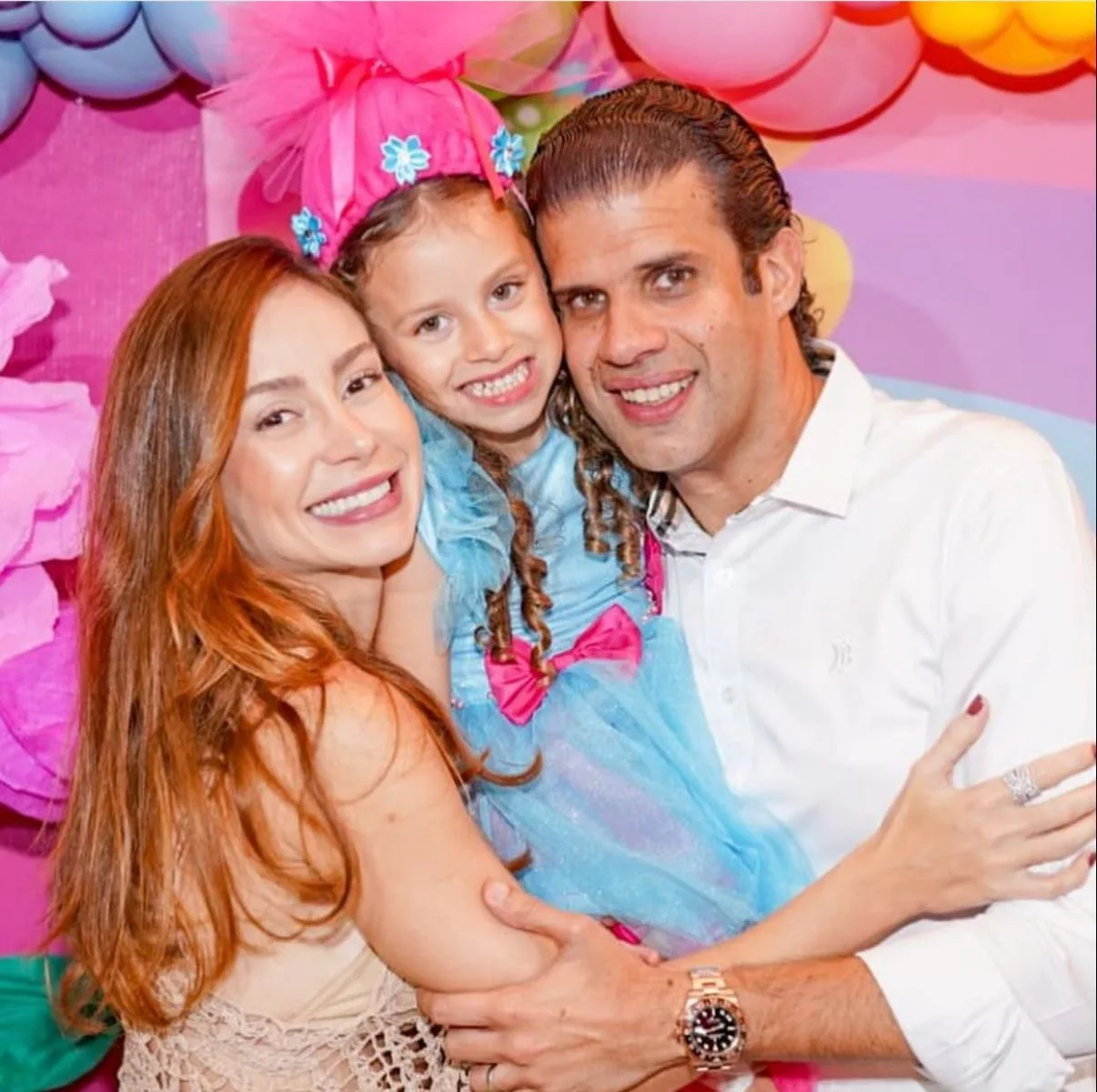Maryna Landim canta os parabéns para a filha Isadora