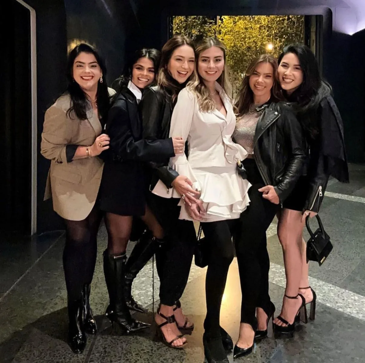 Grupo das “Tops” embarca para temporada em Paris